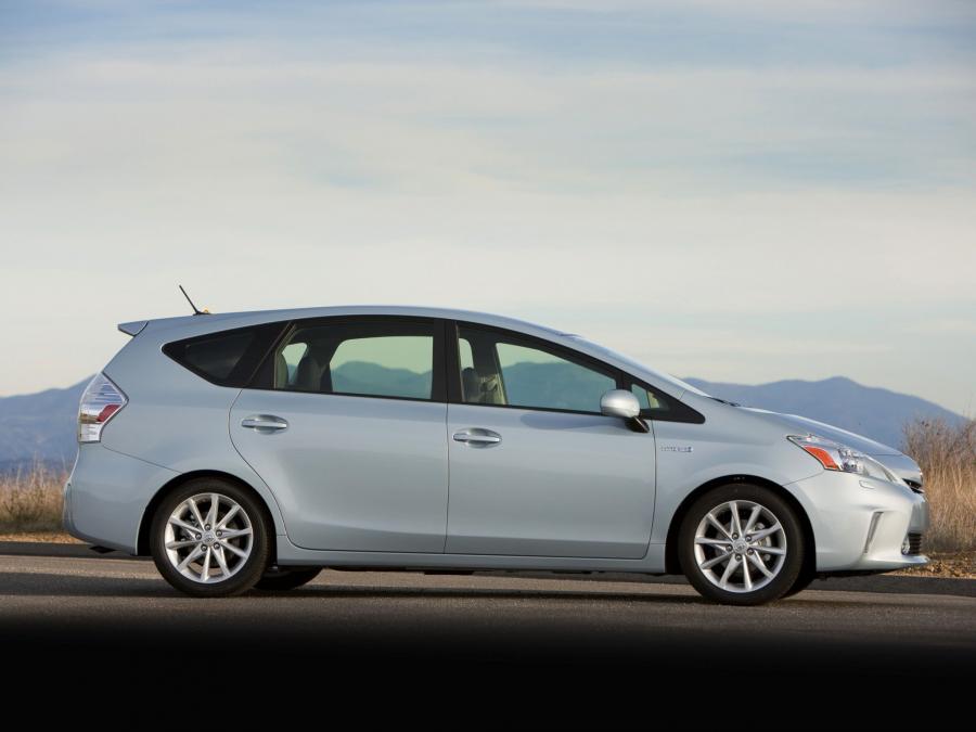  Toyota Prius MPV v 2011 года  (фото 3 из 30)